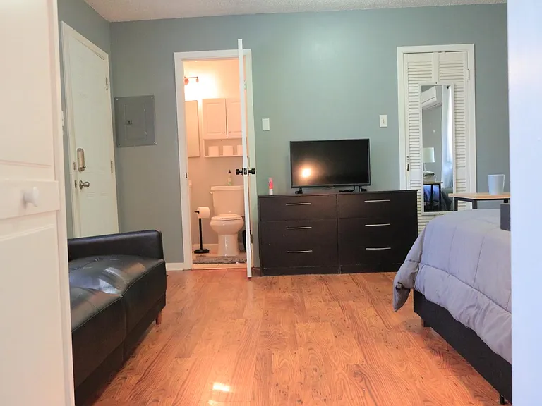 4220 Grim Ave — Photo 6