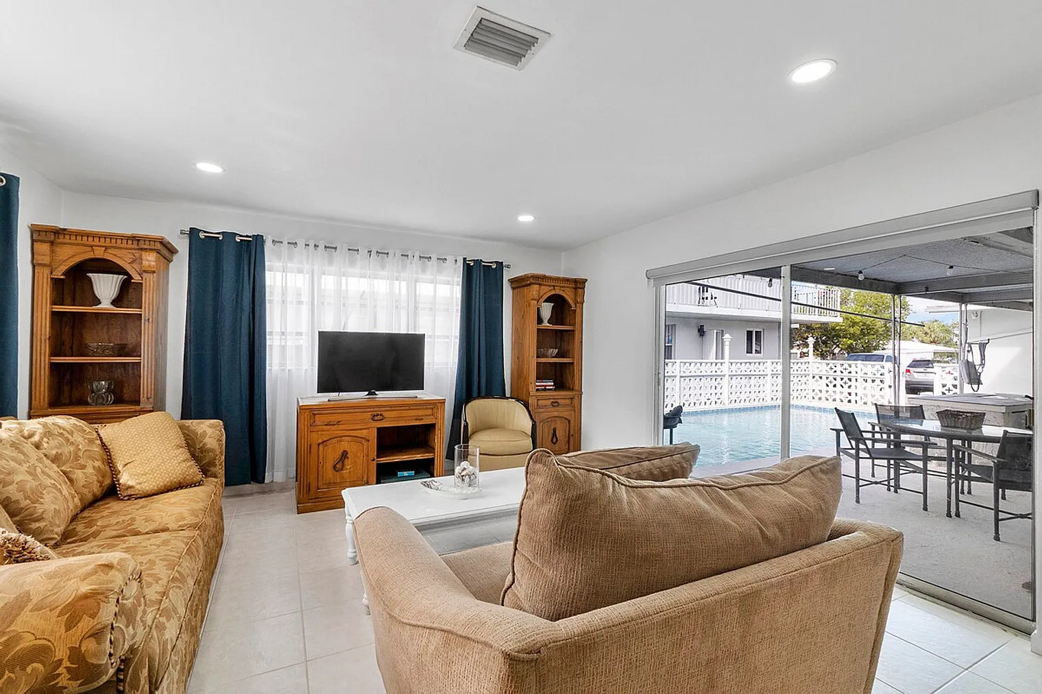 2 bed, 2.0 bath, $4,107 — Photo 2