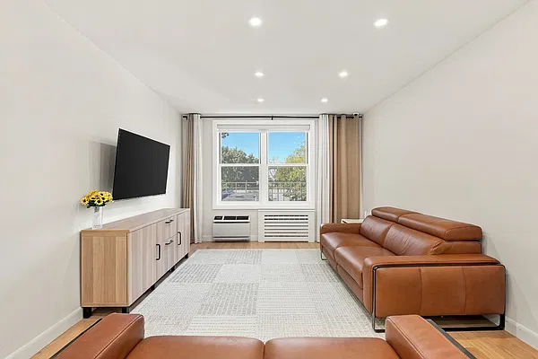 Living room, photo 2