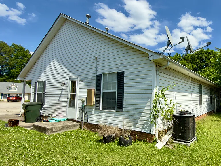 1053 Farm Pond Ln — Photo 12