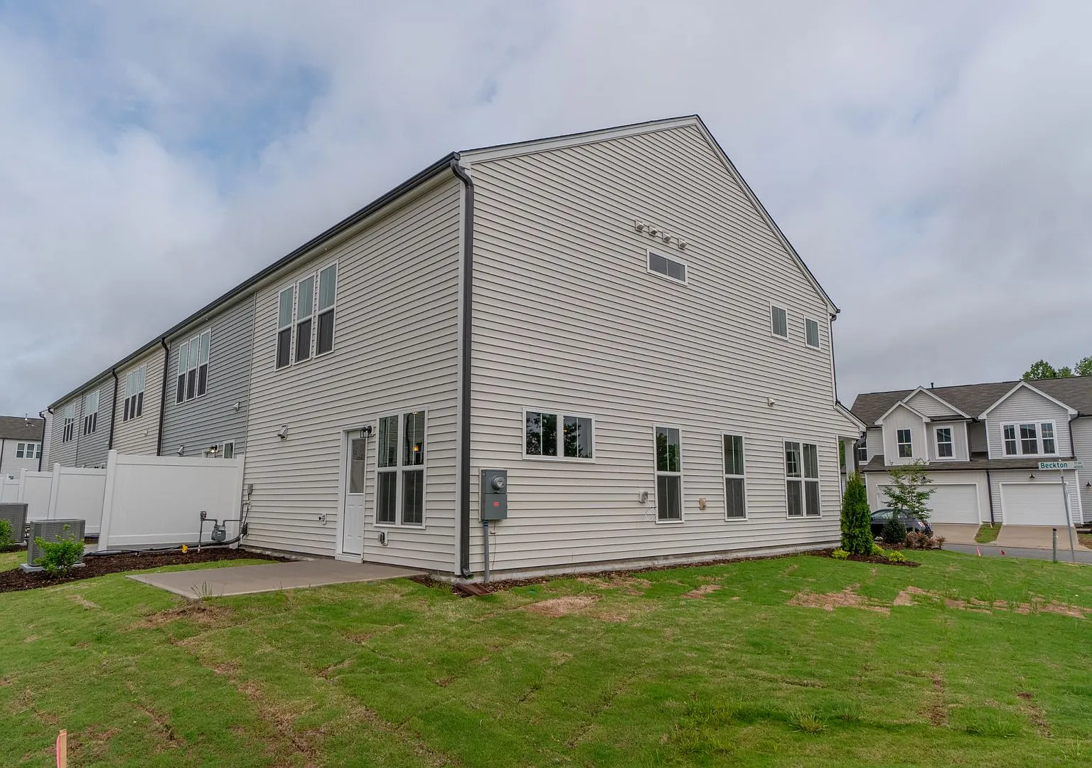 Spacious 3BR/3BA Home with Modern Finishes — Photo 2