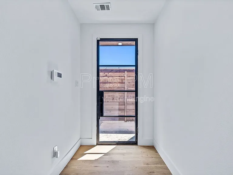 410 Avenue L #B — Photo 3