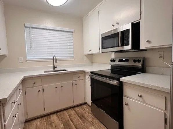 El Paseo de Saratoga Manor