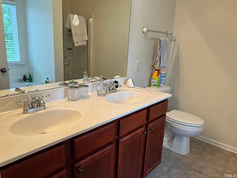 124 Longchamp Ln — Photo 12