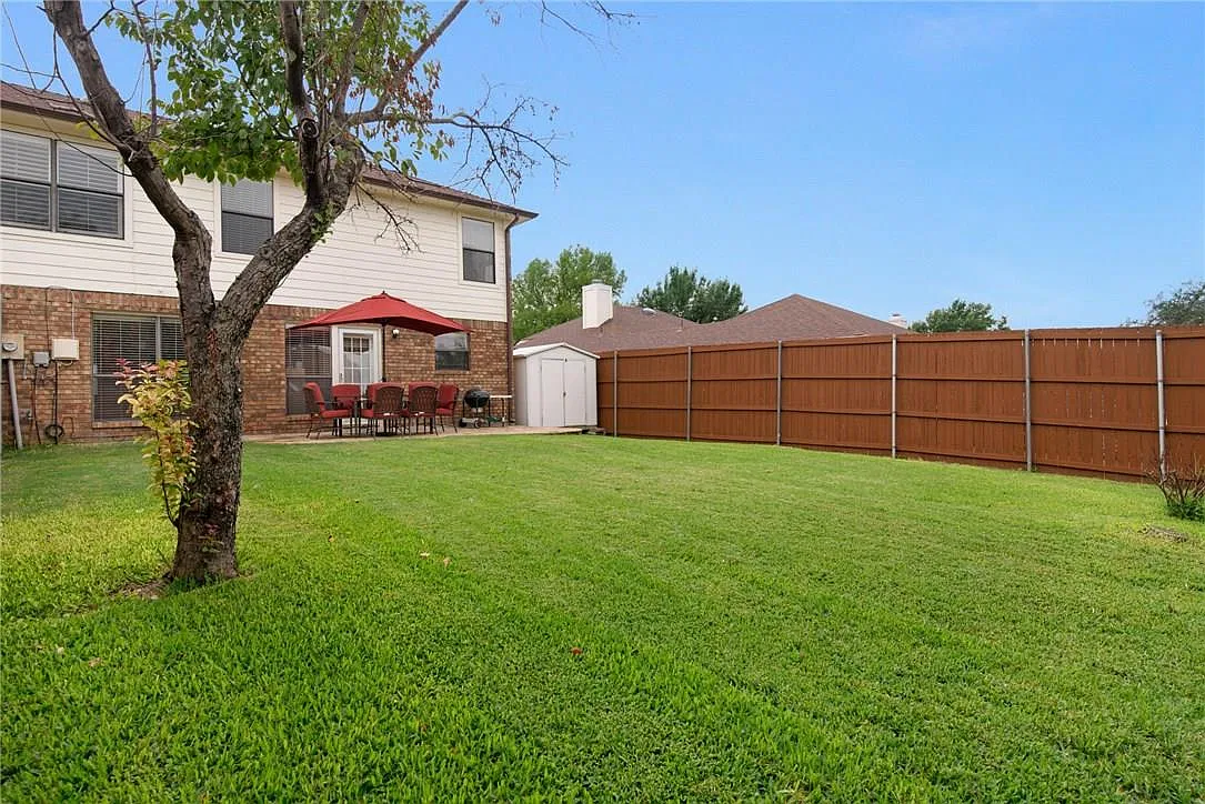 4 bed, 2342 sqft, $2,800 — Photo 2