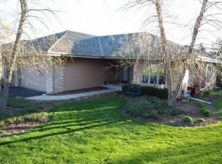 1210 E Sweetbriar Ln, Hartland, WI 53029