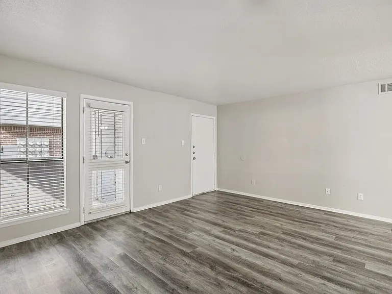 Porterwood Apartments — Photo 47