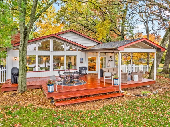 802 Lake Holiday Dr, Sandwich, IL 60548