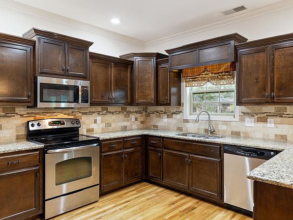 4th image of 1202 Royal Oak Ave