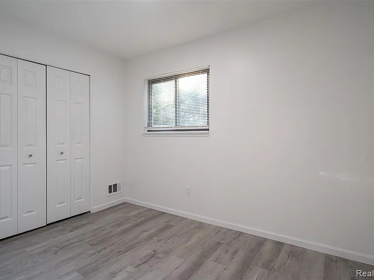 8095 Syracuse St — Photo 23