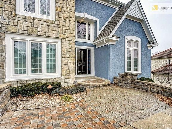 Front Courtyard with paver stones!