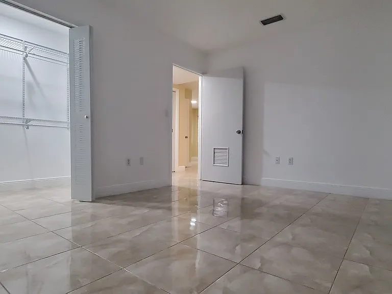 1627 NW 18th St #310 — Photo 9