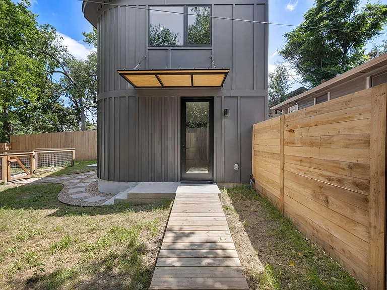 2403 Wilson St — Photo 26