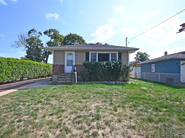 290 EASTERN Parkway, Farmingdale, NY 11735