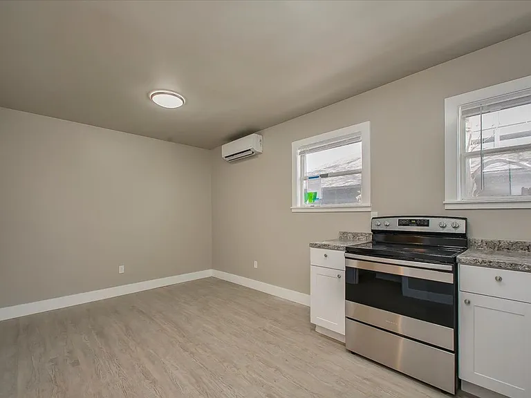 1315 W Jefferson St — Photo 6