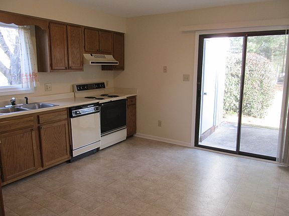 Kitchen w/new paint & floor