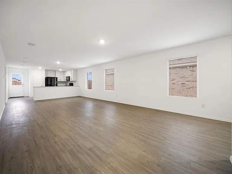 3037 Ashbrook Ln — Photo 4