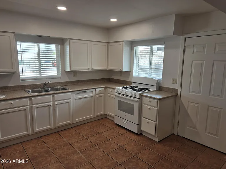 145 W Wickenburg Way #B — Photo 6