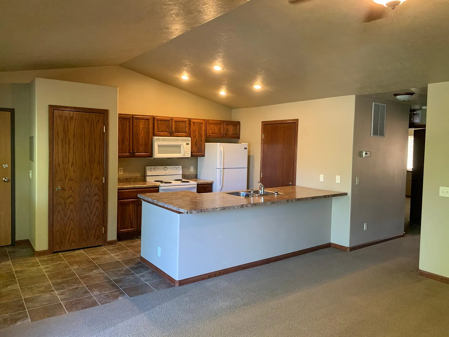 2 bed, 1050 sqft, $995 — Photo 3