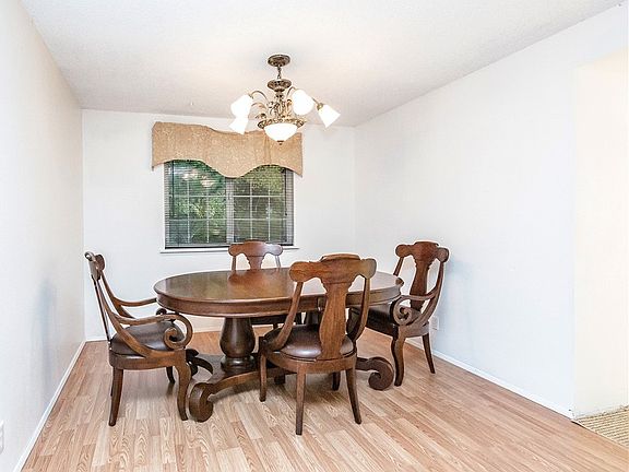 4th image of 578 NE Valley Oak Dr