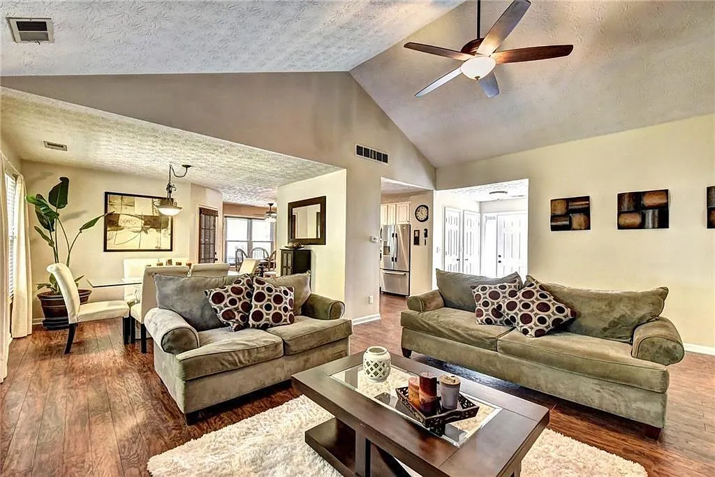 4 bed, 2.0 bath, 1895 sqft, $2,495 — Photo 3