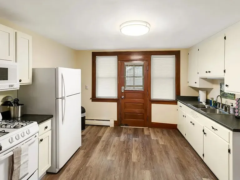 327 2nd St #2 — Photo 3