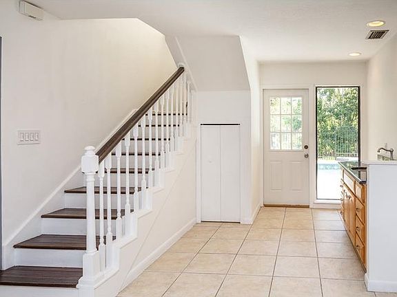 4th image of 374 Sprucewood Ct
