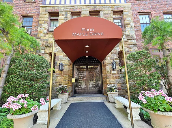 4 Maple Drive #1D, Great Neck, NY 11021