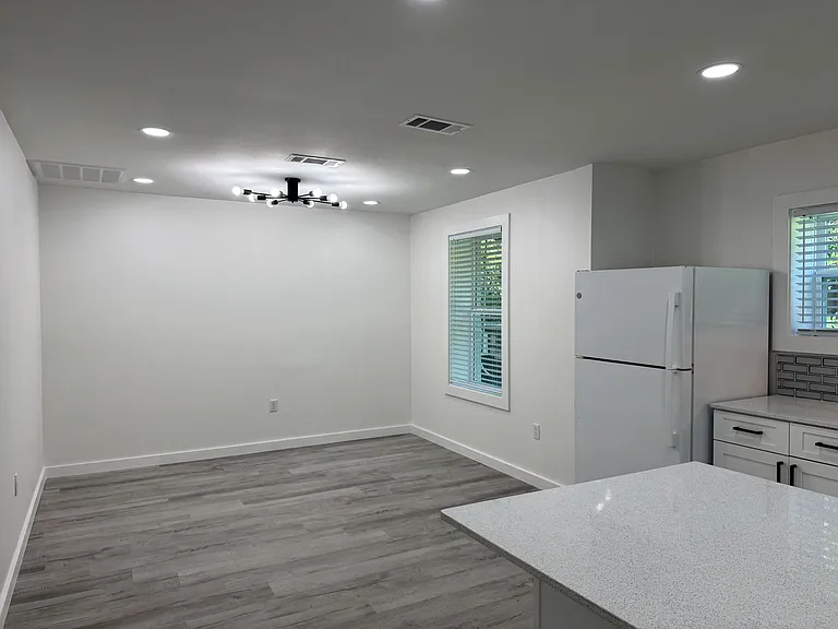 310 Sunset Ct — Photo 6