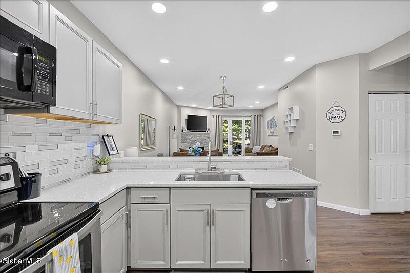 3rd image of 4703 S Foxwood Drive