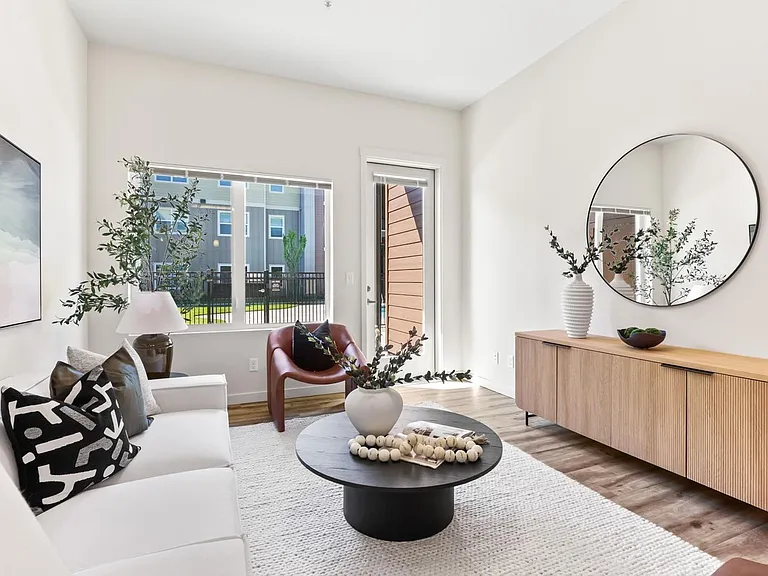 Jen's Pointe Apartment — Photo 10