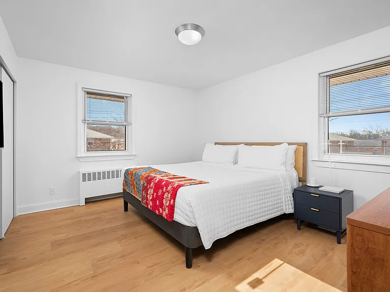 Crestwood Lake Apartments — Photo 46