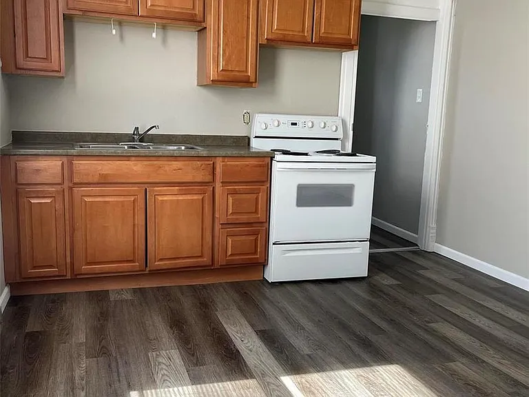 319 N Hesperia St #B — Photo 3