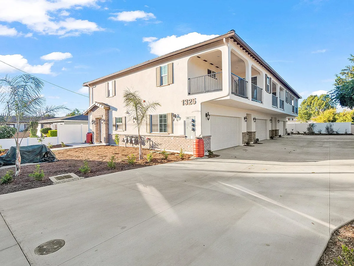 Building Photo - 1325 W Grand Ave #3