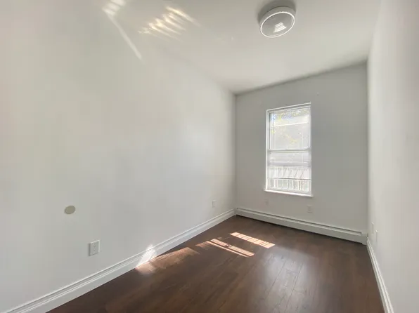 302 Marine Avenue image 5 of 9