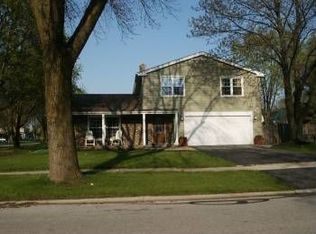 417 S Birchwood Dr, Naperville, IL 60540