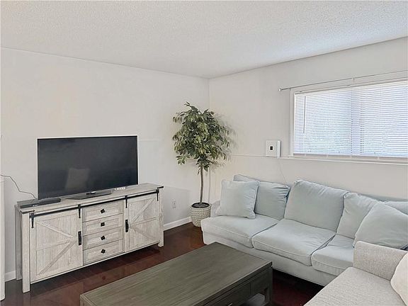 5th image of 728 Beverage Hill Ave APT 6