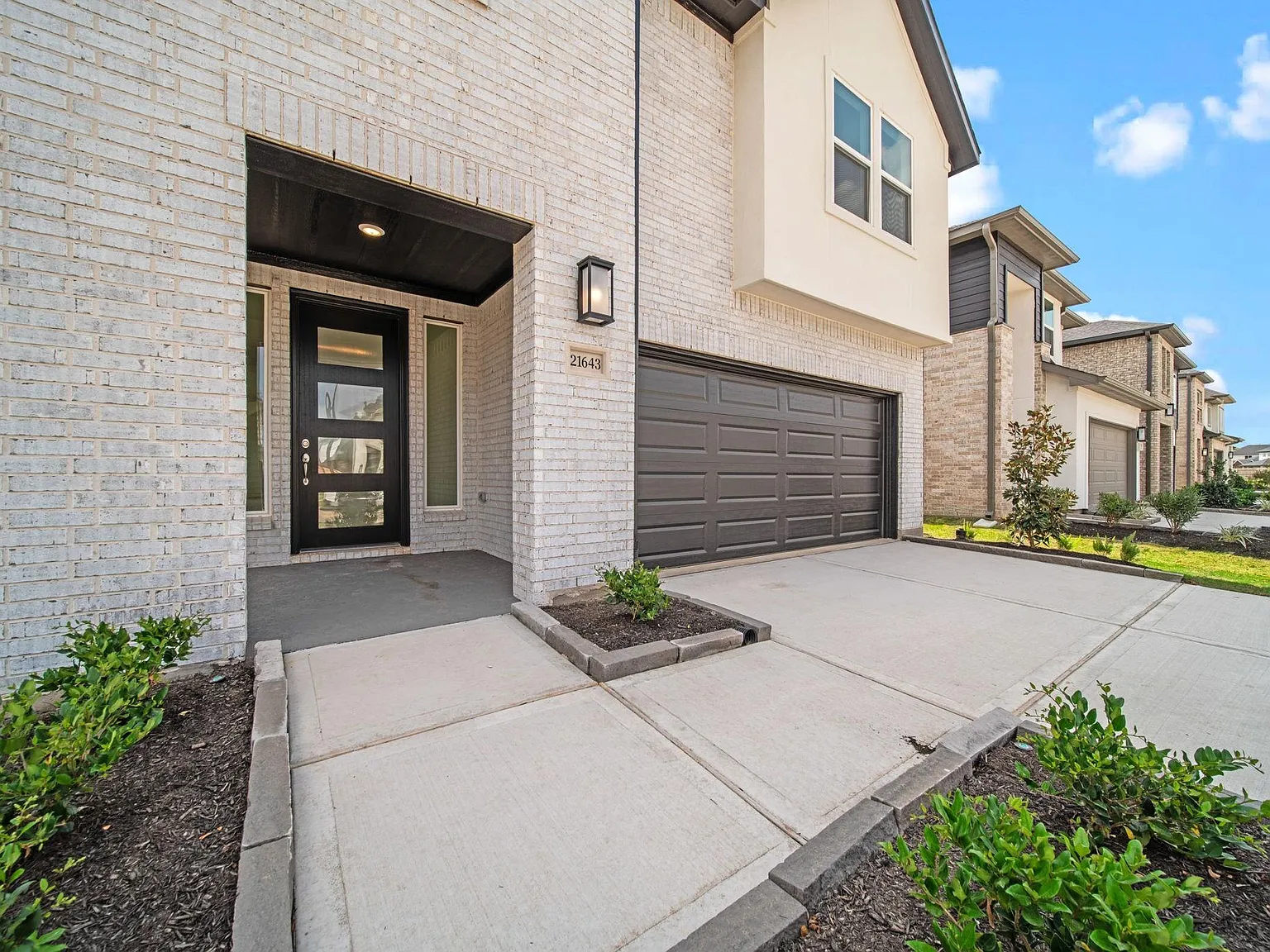 5 bed, 4.0 bath, 2453 sqft, $2,950 — Photo 2