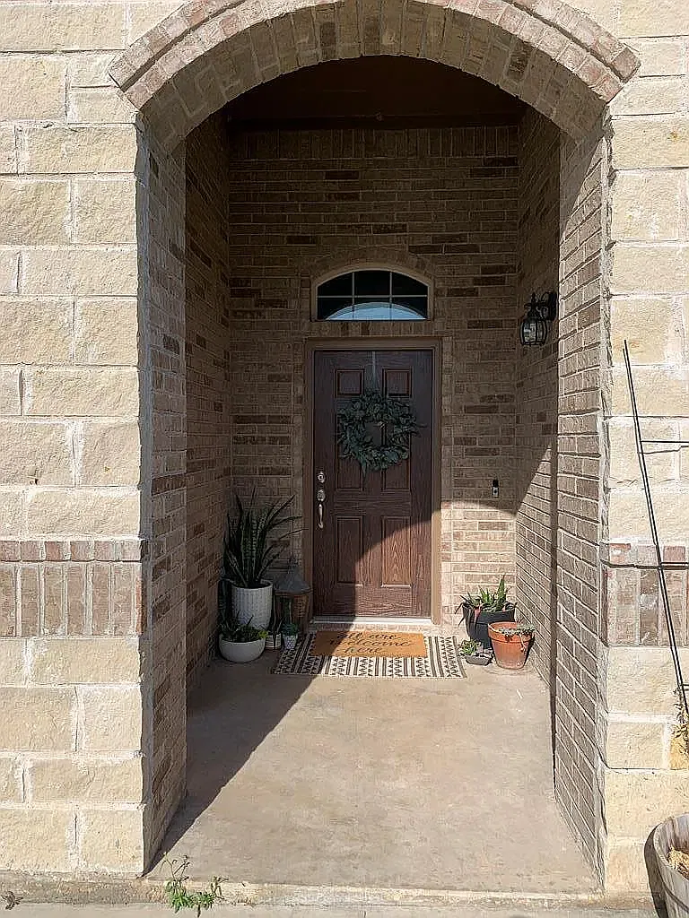 4 bed, 1960 sqft, $2,599 — Photo 2