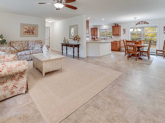 4th image of 15 Vanderbilt Ln