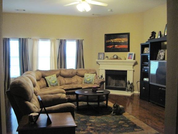 3rd image of 803 Fairmeadow Cir