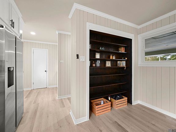 5th image of 555 Woodhaven St