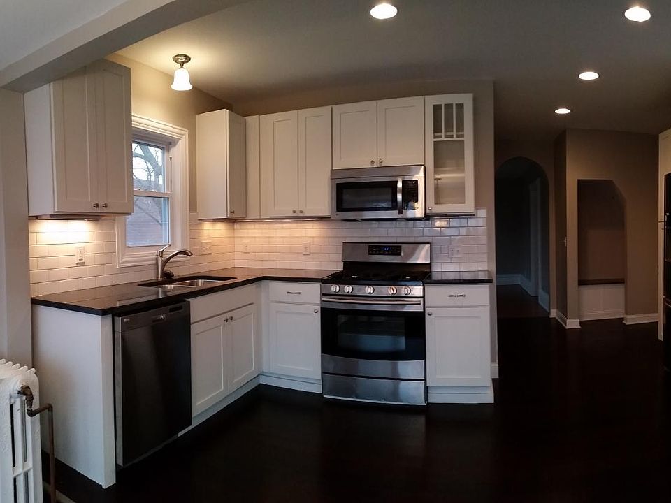 soft close drawer, granite counters, dishwasher, tile backsplash