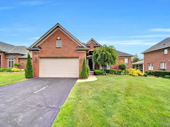 7336 Pine Vista Dr, Brighton, MI 48116