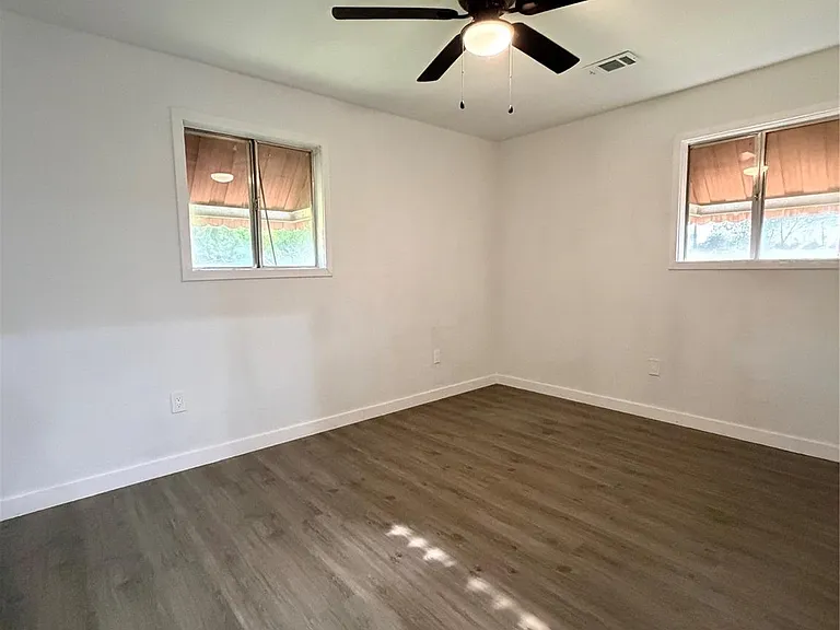2426 Dupont St — Photo 14