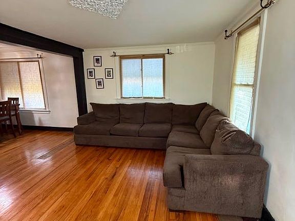 3rd image of 4628 Ternes St