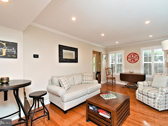 5th image of 105 Pauline Cir