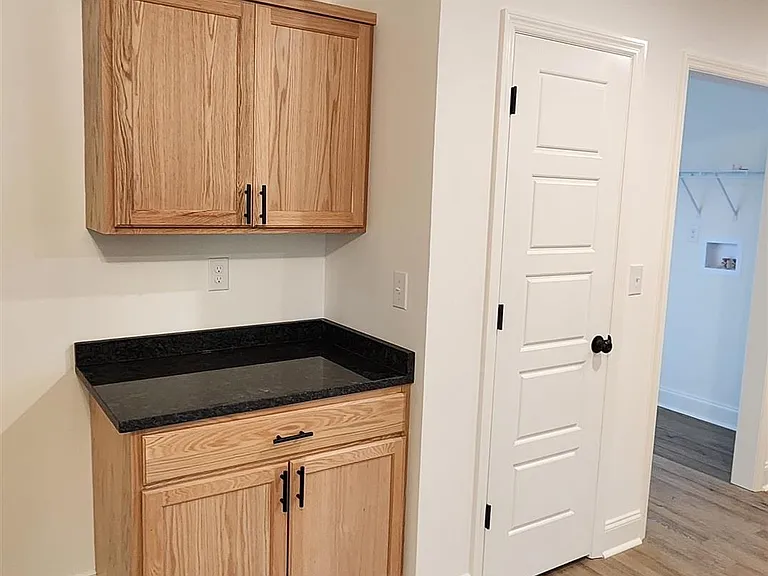 110 Eastlake Dr — Photo 4