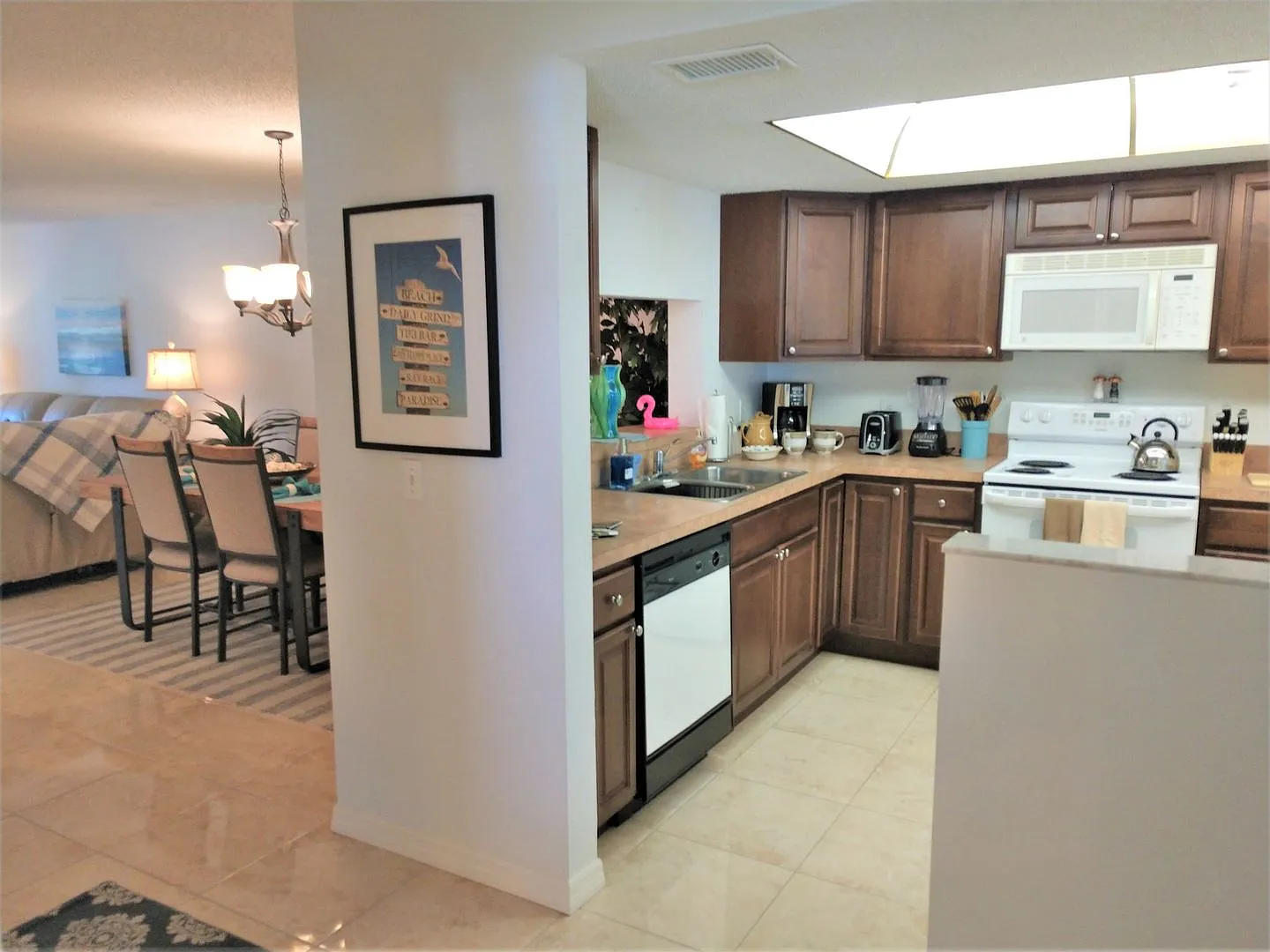 Seasonal Short-Term First Floor 2-Bedroom 2-Bathroom Condo located in Englewood! — Photo 3