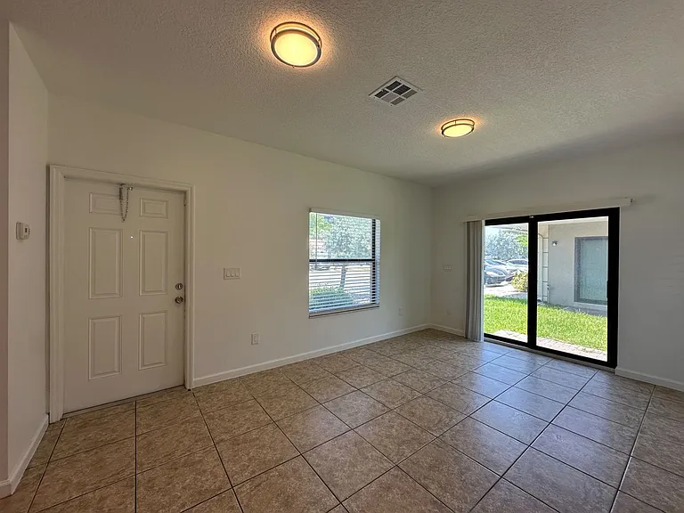 1035 NE 10th Ave — Photo 5